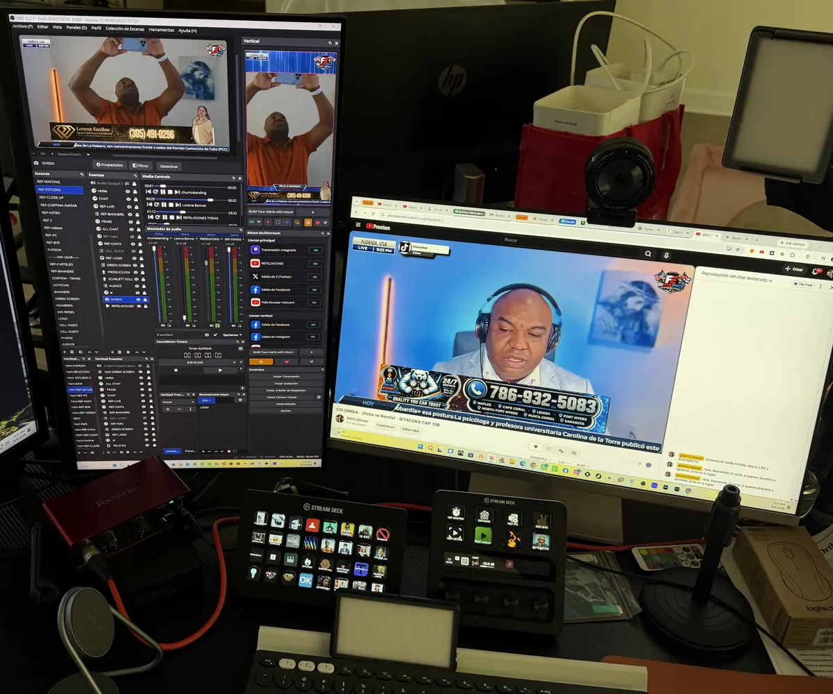 Cabina de control de Bizz Booster durante una transmisión en vivo: OBS con salida horizontal y vertical, dos Stream Deck, interfaz de audio y la señal al aire en YouTube