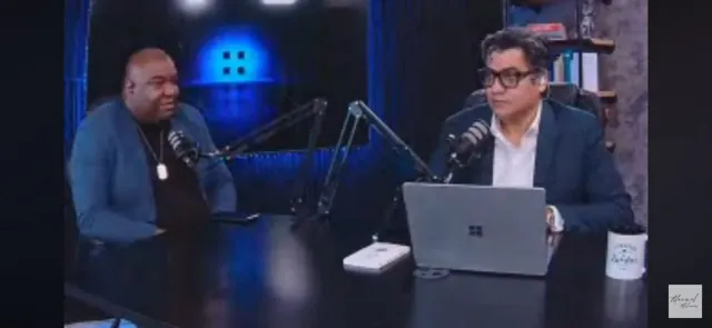 Felix Escobar y Manuel Milanés en una producción de podcast con micrófonos de estudio